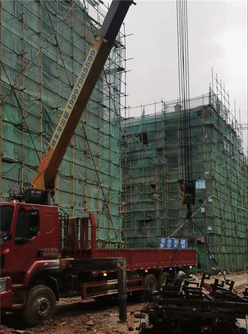 道外区“慢工细活”—— 吊车的 “微动控制” 技术